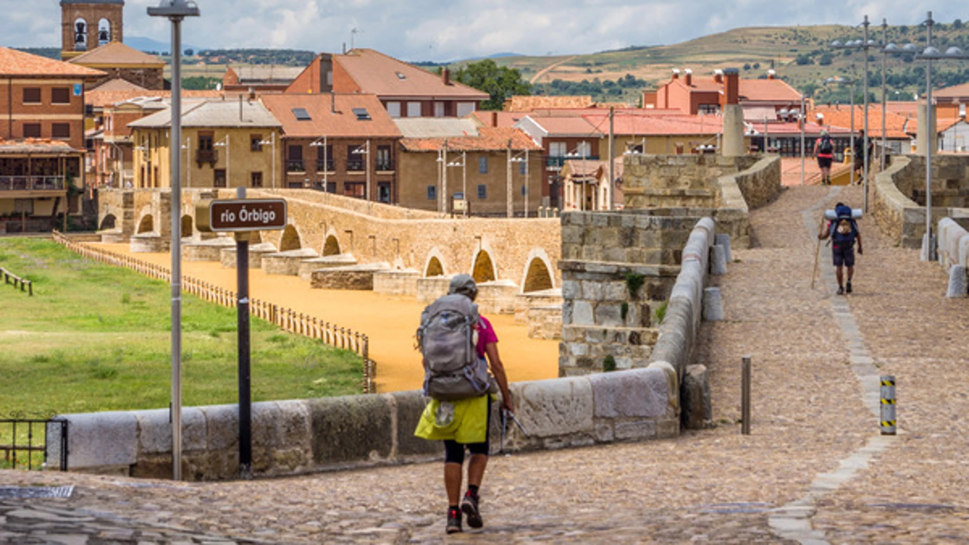 Peregrinos en el puente medieval de Hospital de Órbigo