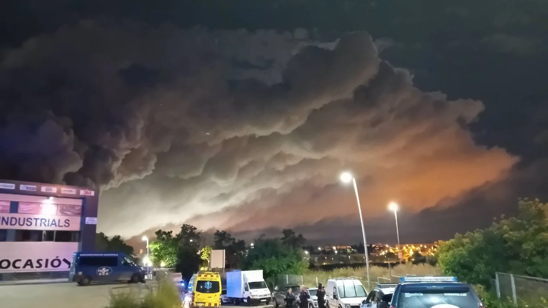 VÍDEO: Sucesos.- Confinados varios municipios tras un incendio con nube tóxica en Vilanova y la Geltrú (Barcelona)
