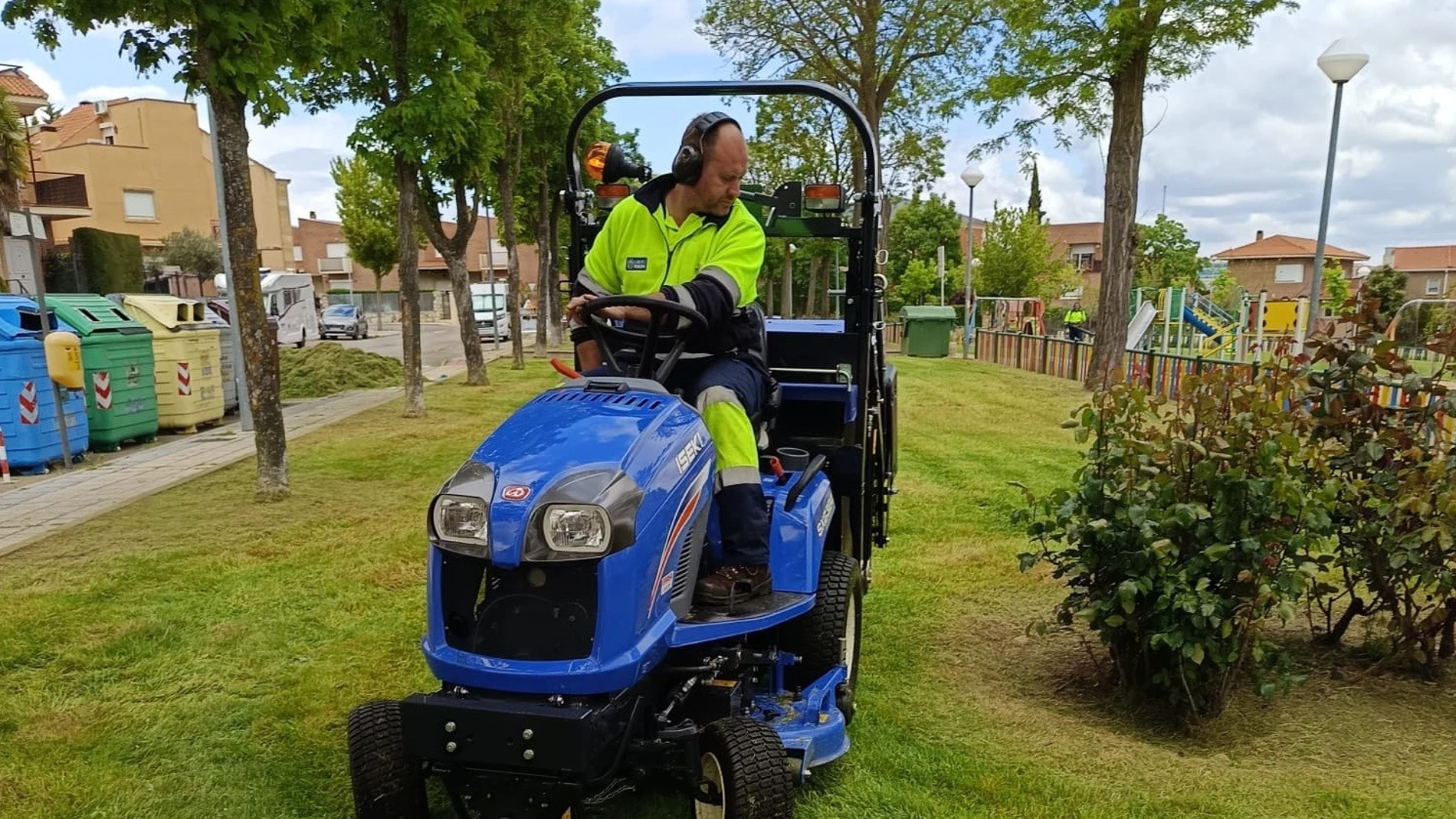 Trabajos de desbroce en los parques de Salamanca