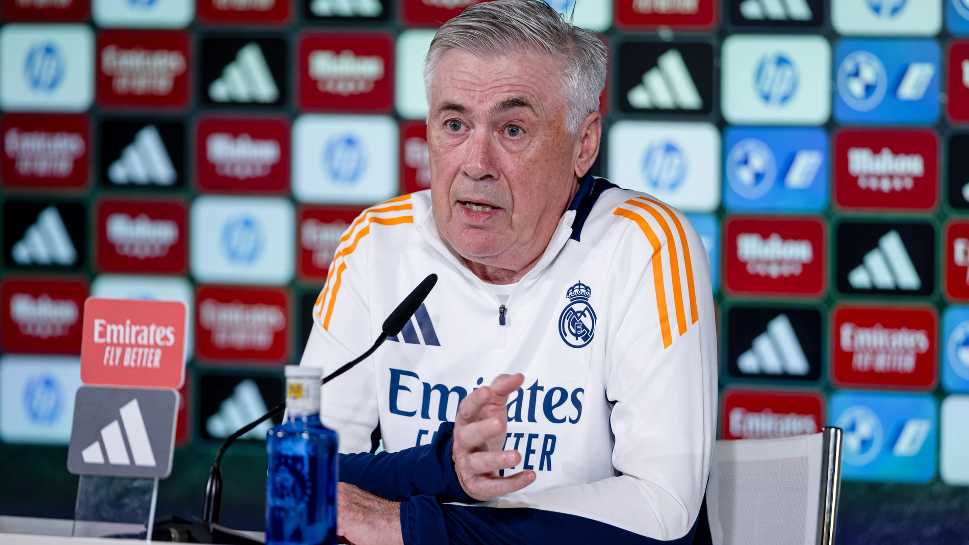 MADRID, 10/05/2025.-El entrenador del Real Madrid Carlo Ancelotti, durante la rueda de prensa previa al entrenamiento de este sábado, preparatorio del clásico que mañana le enfrenta al FC Barcelona.-EFE/ Daniel González