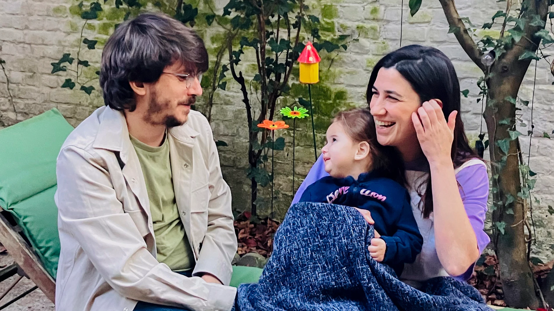 Pablo, Almudena y Laia en una foto de familia