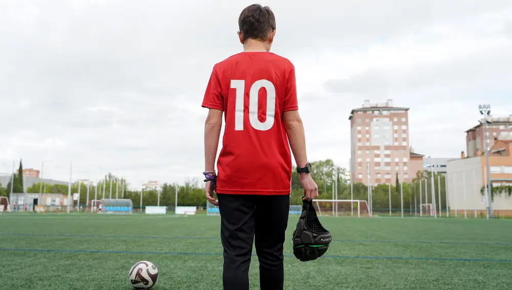 Marcos, el niño del casco, afectado por el síndrome de Ehlers-Danlos celebra su último partido en el Día mundial de este síndrome
