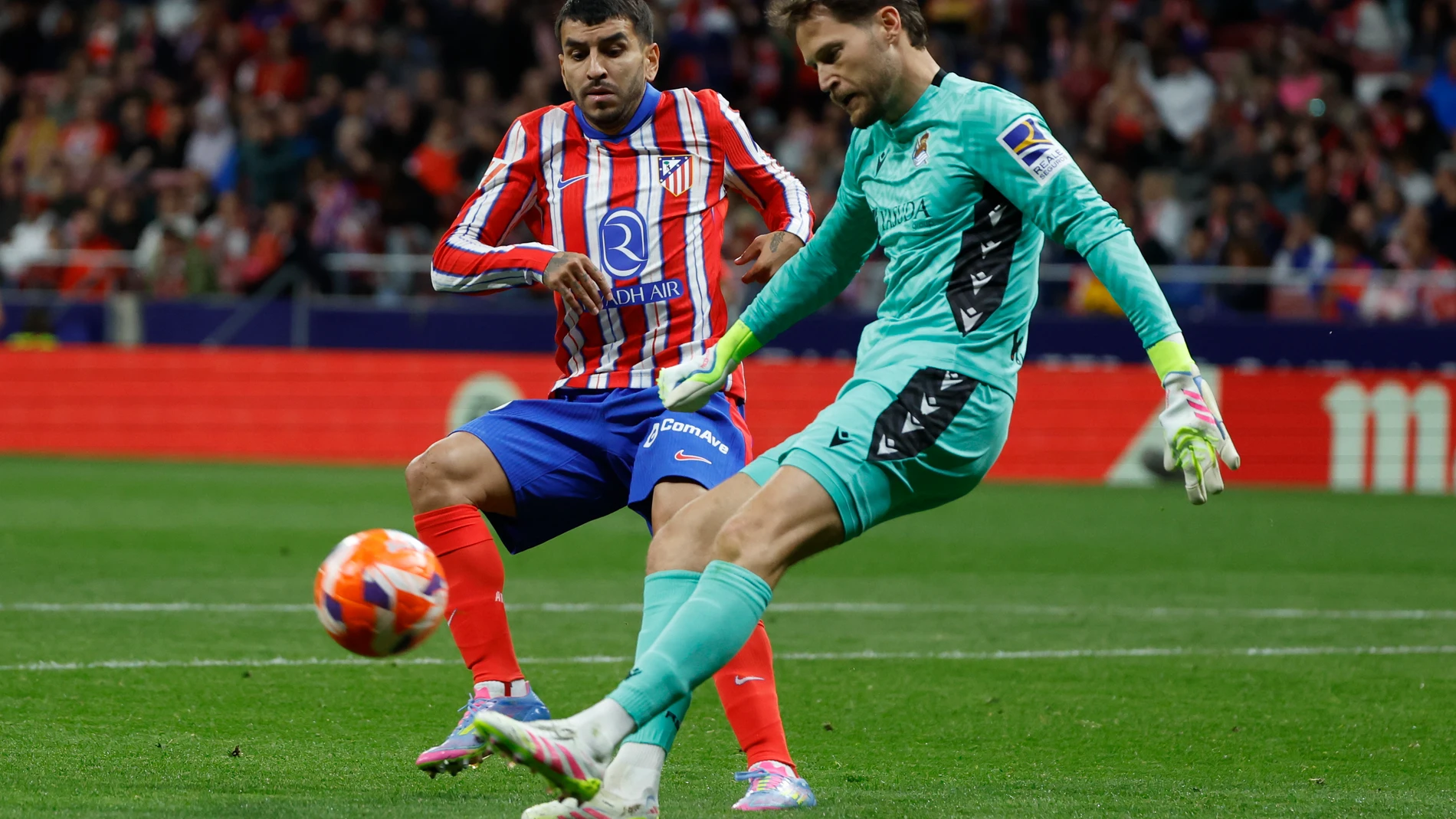 MADRID, 10/05/2025.- El guardameta de la Real Sociedad, Alex Remiro (d), despeja el balón ante el delantero argentino del Atlético de Madrid, Ángel Correa, durante el encuentro correspondiente a la jornada 35 de Laliga EA Sports que disputan hoy sábado Atlético de Madrid y Real Sociedad en el Riyadh Air Metropolitano en Madrid. EFE / Juanjo Martín.