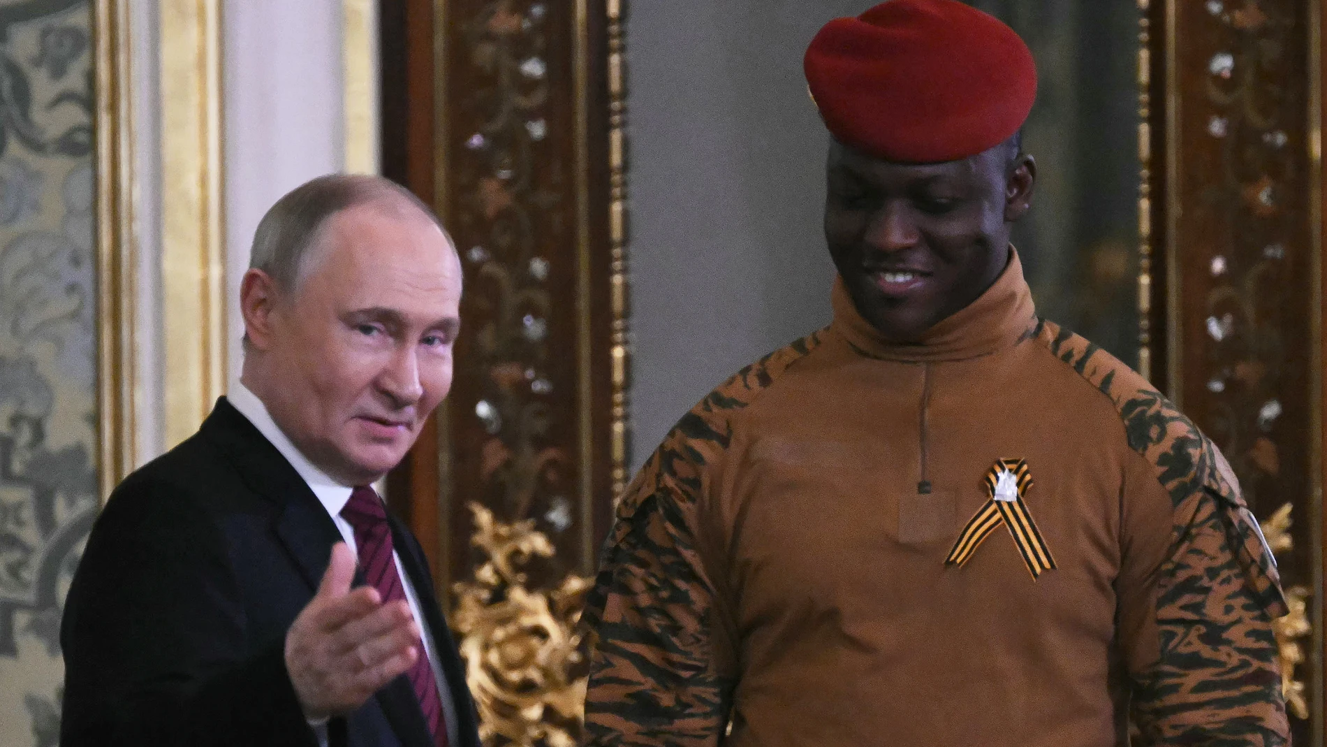 MOSCOW (Russian Federation), 10/05/2025.- Russian President Vladimir Putin (L) and Burkina Faso's junta leader Captain Ibrahim Traore (R) arrive for their meeting in Moscow, Russia, 10 May 2025, during celebrations of the 80th anniversary of the Soviet Union's victory over Nazi Germany during the World War II. (Alemania, Rusia, Moscú) EFE/EPA/ANGELOS TZORTZINIS/AFP POOL
