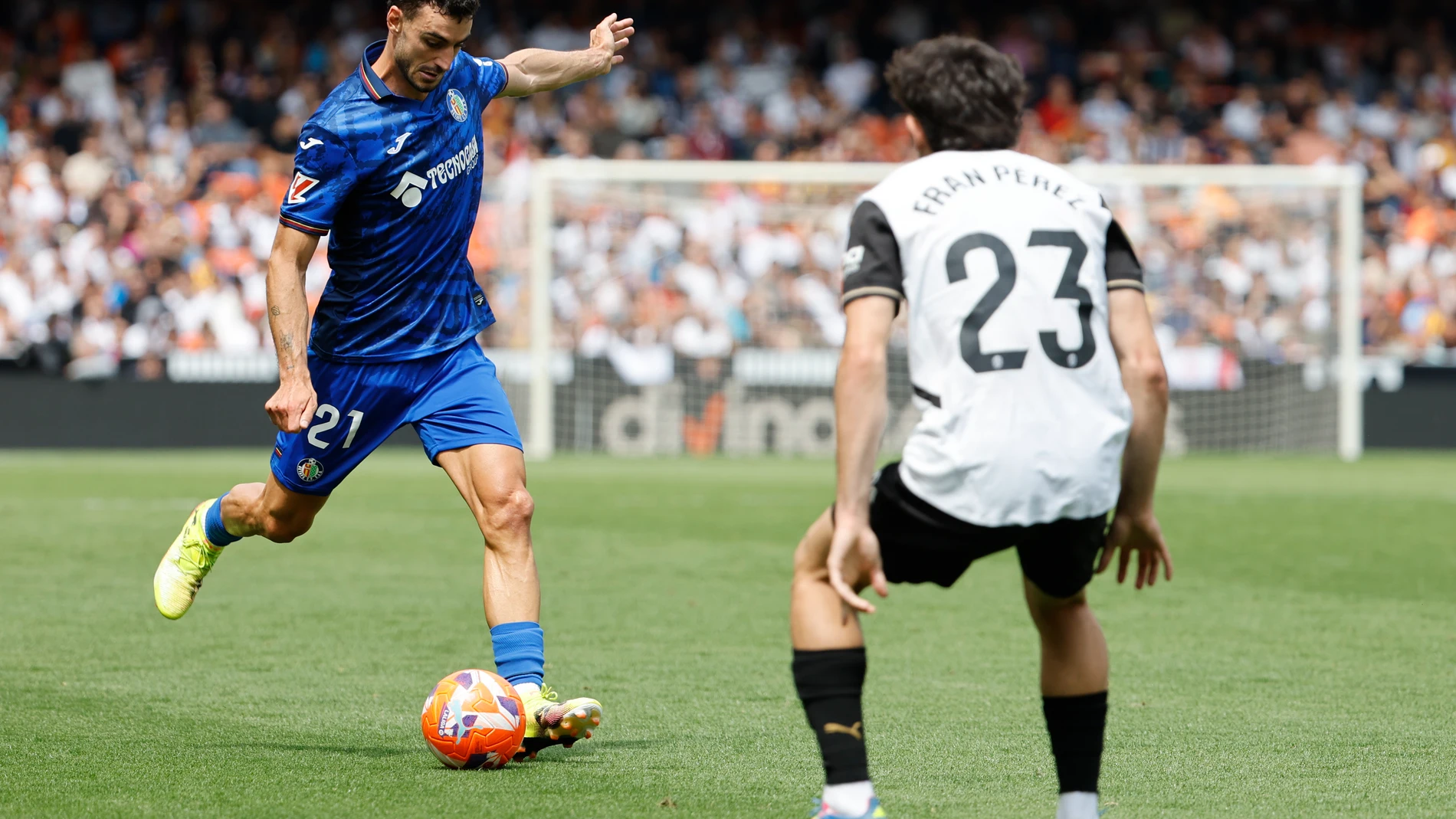VALENCIA, 10/05/2025.- El defensa del Getafe Juan Iglesias (i) con el balón ante Francisco Martínez, del Valencia, durante el partido de LaLiga EA Sports disputado este sábado en el Estadio de Mestalla en Valencia. EFE/Ana Escobar