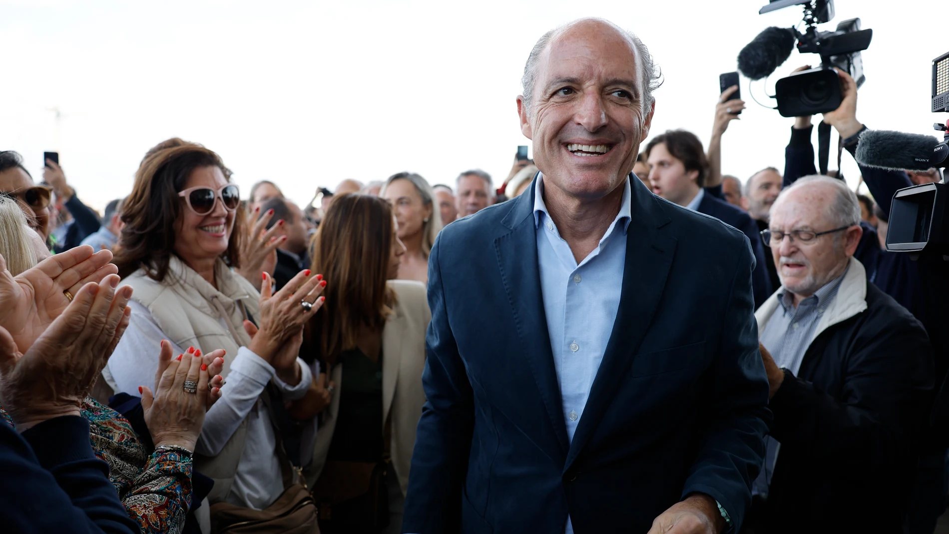 VALENCIA, 10/05/2025.- El expresident de la Generalitat y expresidente del PP de la Comunitat Valenciana Francisco Camps (d) a su llegada a un acto celebrado este sábado en Valencia para reencontrarse "con quienes hicieron grande al Partido Popular" al cumplirse tres décadas de la llegada del PP al Gobierno valenciano. EFE/Ana Escobar