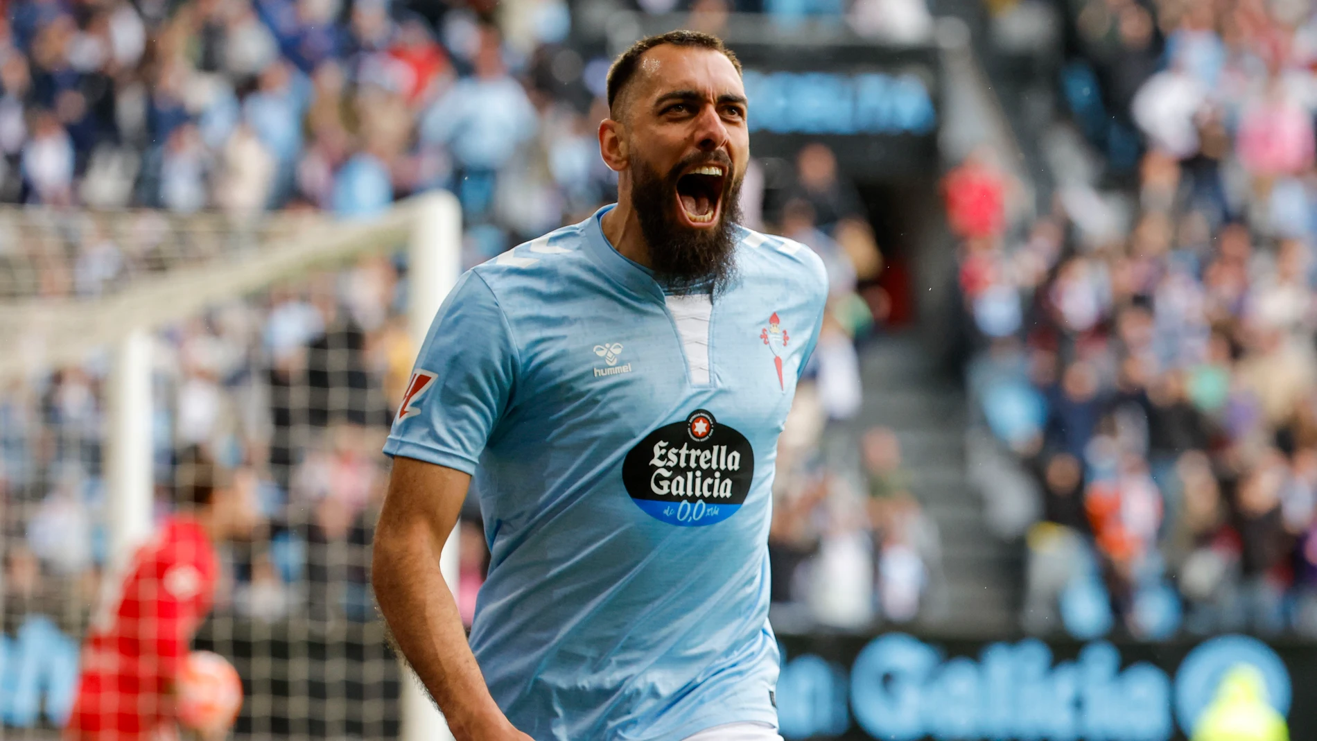 VIGO (PONTEVEDRA), 10/05/2025.-El delantero del Celta de Vigo Borja Iglesias, celebra su gol contra el Sevilla durante el partido de la jornada 35 de LaLiga EA Sports entre el Celta de Vigo y el Sevilla, disputado este sábado en el Estadio Abanca-Balaídos en Vigo.-EFE/ Lavandeira Jr