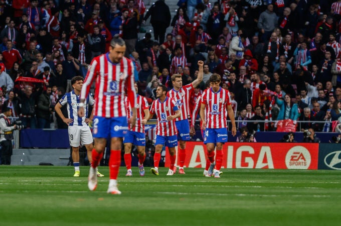 Los jugadores del Atlético felicitan a Sorloth tras uno de sus goles