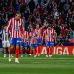 Los jugadores del Atlético felicitan a Sorloth tras uno de sus goles