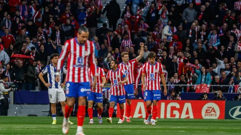 Los jugadores del Atlético felicitan a Sorloth tras uno de sus goles