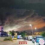 Sucesos.- AMP.- Confinados varios municipios tras un incendio con nube tóxica en Vilanova y la Geltrú (Barcelona)