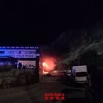 Sucesos.- Confinados varios municipios tras un incendio en una nave química en Vilanova y la Geltrú (Barcelona)