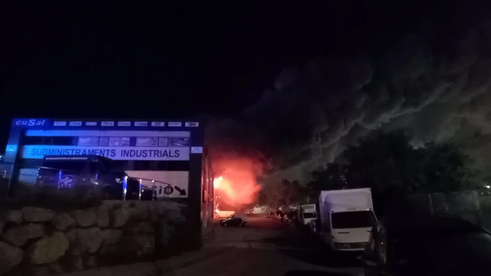 Sucesos.- Confinados varios municipios tras un incendio en una nave química en Vilanova y la Geltrú (Barcelona)