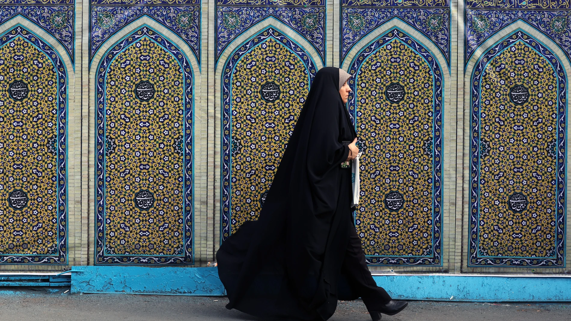 TEHRAN (IRAN(Islamic Republic Of)), 10/05/2025.- A veiled Iranian woman walks in a street in Tehran, 10 May 2025. A fourth round of US-Iran nuclear talks is scheduled to take place in Muscat, 11 May 2025. (Teherán) EFE/EPA/ABEDIN TAHERKENAREH