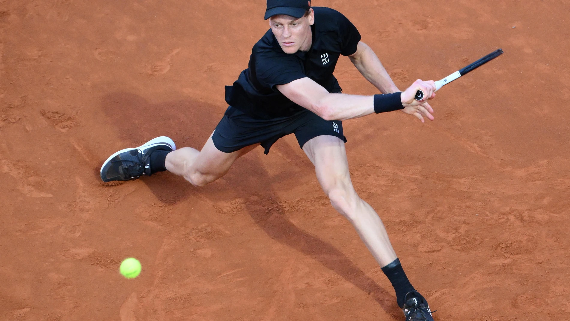 ROME (Italy), 10/05/2025.- Jannik Sinner of Italy in action during his men's singles second round match against Mariano Navone of Argentina at the Italian Open tennis tournament in Rome, Italy, 10 May 2025. (Tenis, Italia, Roma) EFE/EPA/ETTORE FERRARI