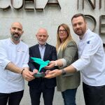 El presidente de la Cámara de Comercio de Valladolid, Víctor Caramanzana, y los creadores de la tapa con el premio