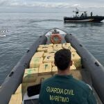 Intervenidos 93 fardos con más de 3.700 kilos de hachís en una embarcación en el río Guadiana (Huelva).