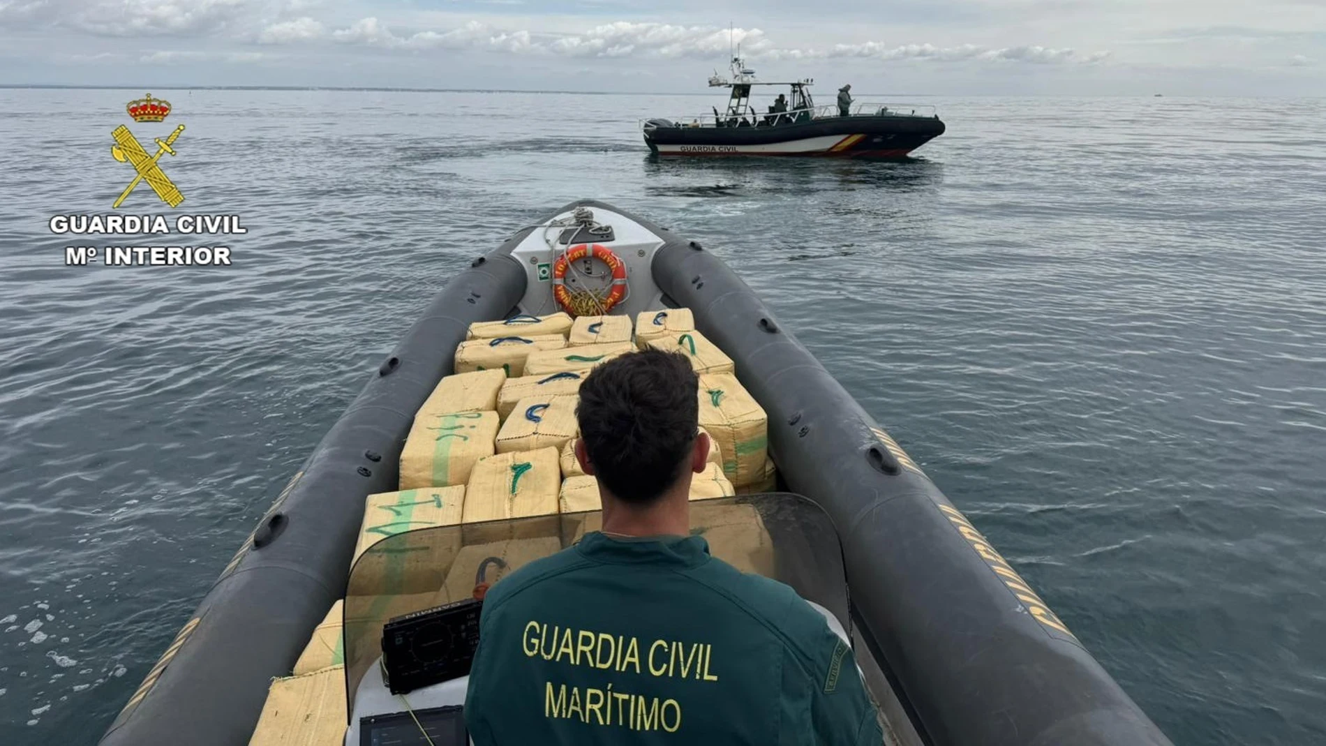 Intervenidos 93 fardos con más de 3.700 kilos de hachís en una embarcación en el río Guadiana (Huelva).