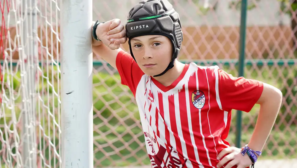 Marcos, el niño del casco, afectado por el síndrome de Ehlers-Danlos celebra su último partido en el Día mundial de este síndrome