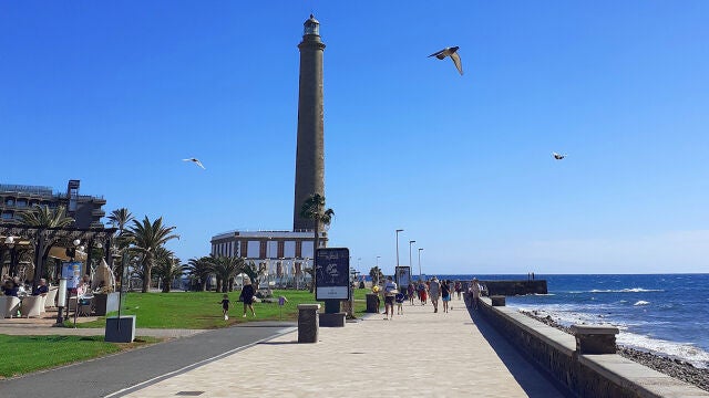 Descubre el faro más antiguo de Canarias: un icono en el desierto
