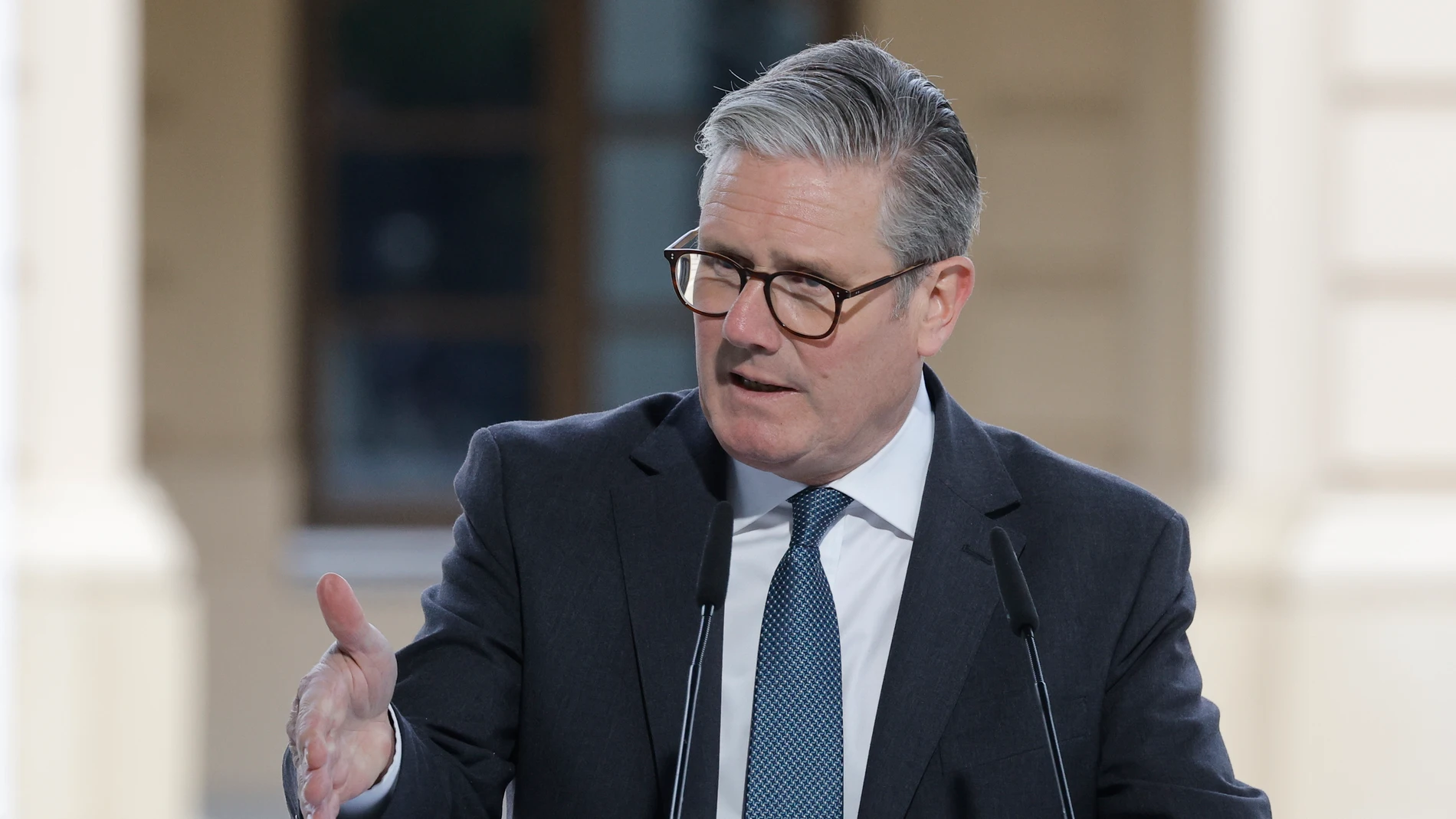 KYIV (Ukraine), 10/05/2025.- Britain's Prime Minister Keir Starmer gestures as he addresses a joint press conference following a meeting of the 'Coalition of the willing' at the Mariinskyi Palace, the official residence of the president of Ukraine, in Kyiv, Ukraine, 10 May 2025, amid the ongoing Russian invasion. (Ucrania, Reino Unido, Kiev) EFE/EPA/SERGEY DOLZHENKO