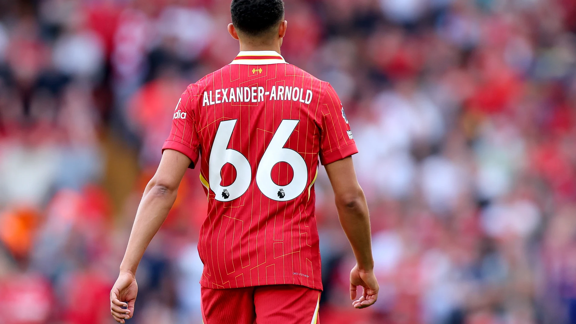 LIVERPOOL (United Kingdom), 11/05/2025.- Trent Alexander-Arnold of Liverpool looks on during the English Premier League soccer match between Liverpool FC and Arsenal FC, in Liverpool, Britain, 11 May 2025. (Reino Unido) EFE/EPA/ASH ALLEN EDITORIAL USE ONLY. No use with unauthorized audio, video, data, fixture lists, club/league logos, 'live' services or NFTs. Online in-match use limited to 120 images, no video emulation. No use in betting, games or single club/league/player publications.
