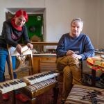 El maestro de música sacra y restaurador de harmonio y órgano Matthias Müller y la restauradora Jennifer Arians en su domicilio taller de Morales de Campos