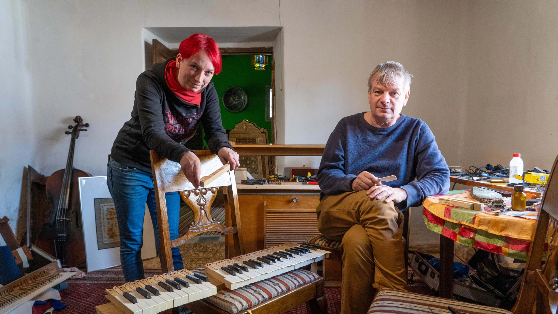 El maestro de música sacra y restaurador de harmonio y órgano Matthias Müller y la restauradora Jennifer Arians en su domicilio taller de Morales de Campos