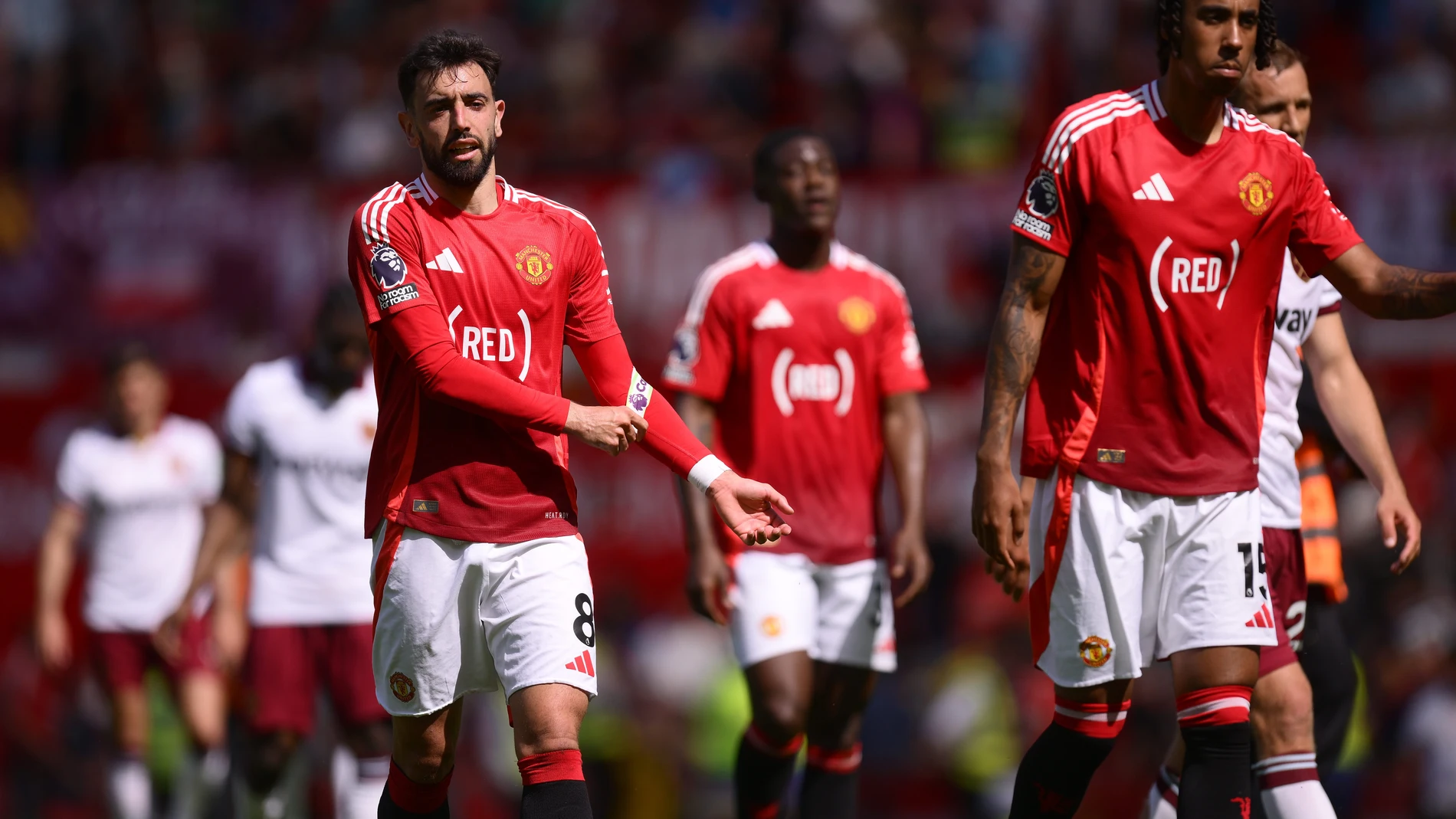 MANCHESTER (United Kingdom), 11/05/2025.- Manchester United's Bruno Fernandes at half time during the English Premier League soccer match between Manchester United and West Ham United, in Manchester, Britain, 11 May 2025. (Reino Unido) EFE/EPA/GARY OAKLEY EDITORIAL USE ONLY. No use with unauthorized audio, video, data, fixture lists, club/league logos, 'live' services or NFTs. Online in-match use limited to 120 images, no video emulation. No use in betting, games or single club/league/player ...