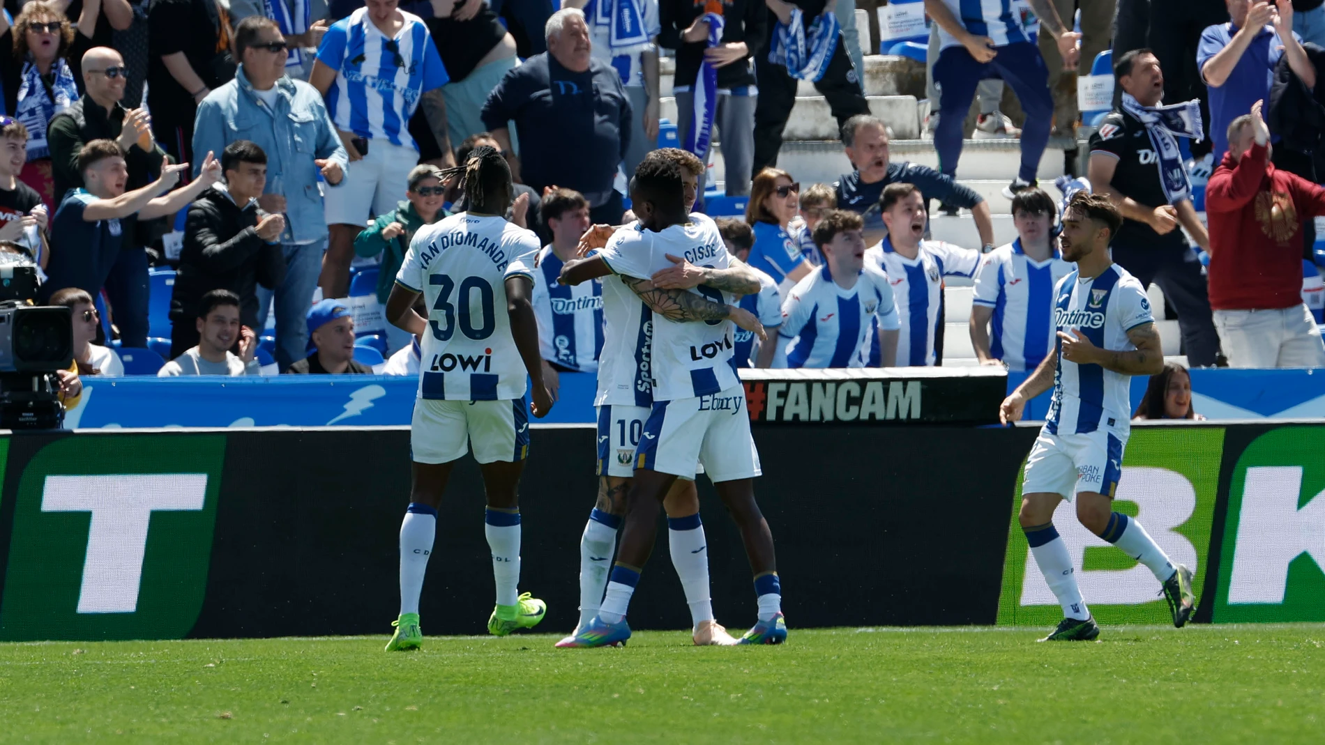 LEGANÉS (C. DE MADRID), 11/05/2025.- El centrocampista guineano del Leganés Seydouba Cisse (c) celebra con sus compañeros el gol marcado al RCD Espanyol durante el partido de la jornada 35 de LaLiga disputado este domingo en el estadio de Butarque. EFE/ J.J. Guillén