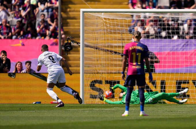 Mbappé marca de penalti el primer gol del Clásico