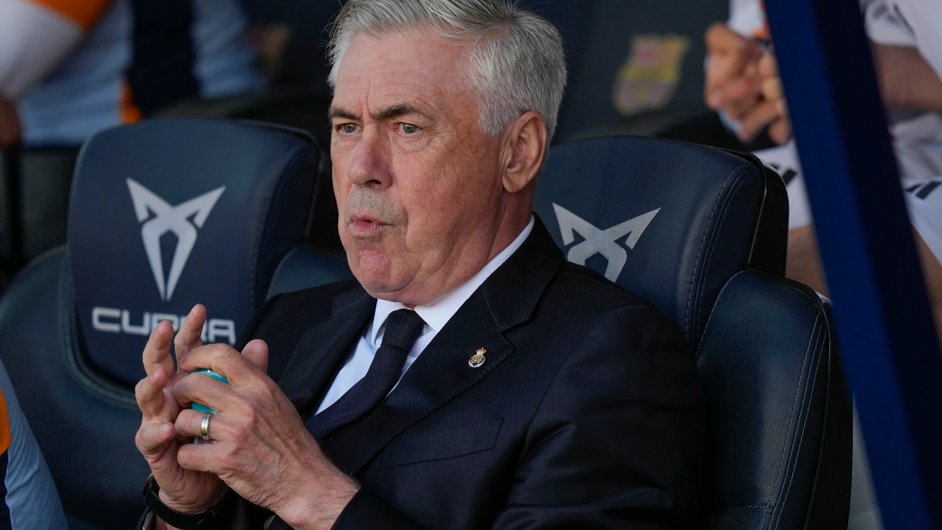 BARCELONA, 11/05/2025.-El entrenador del Real Madrid Carlo Ancelotti durante el partido de la jornada 35 de LaLiga EA Sports entre el Barcelona y el Real Madrid, este domingo en el Estadi Olímpic Lluís Companys.-EFE/ Enric Fontcuberta