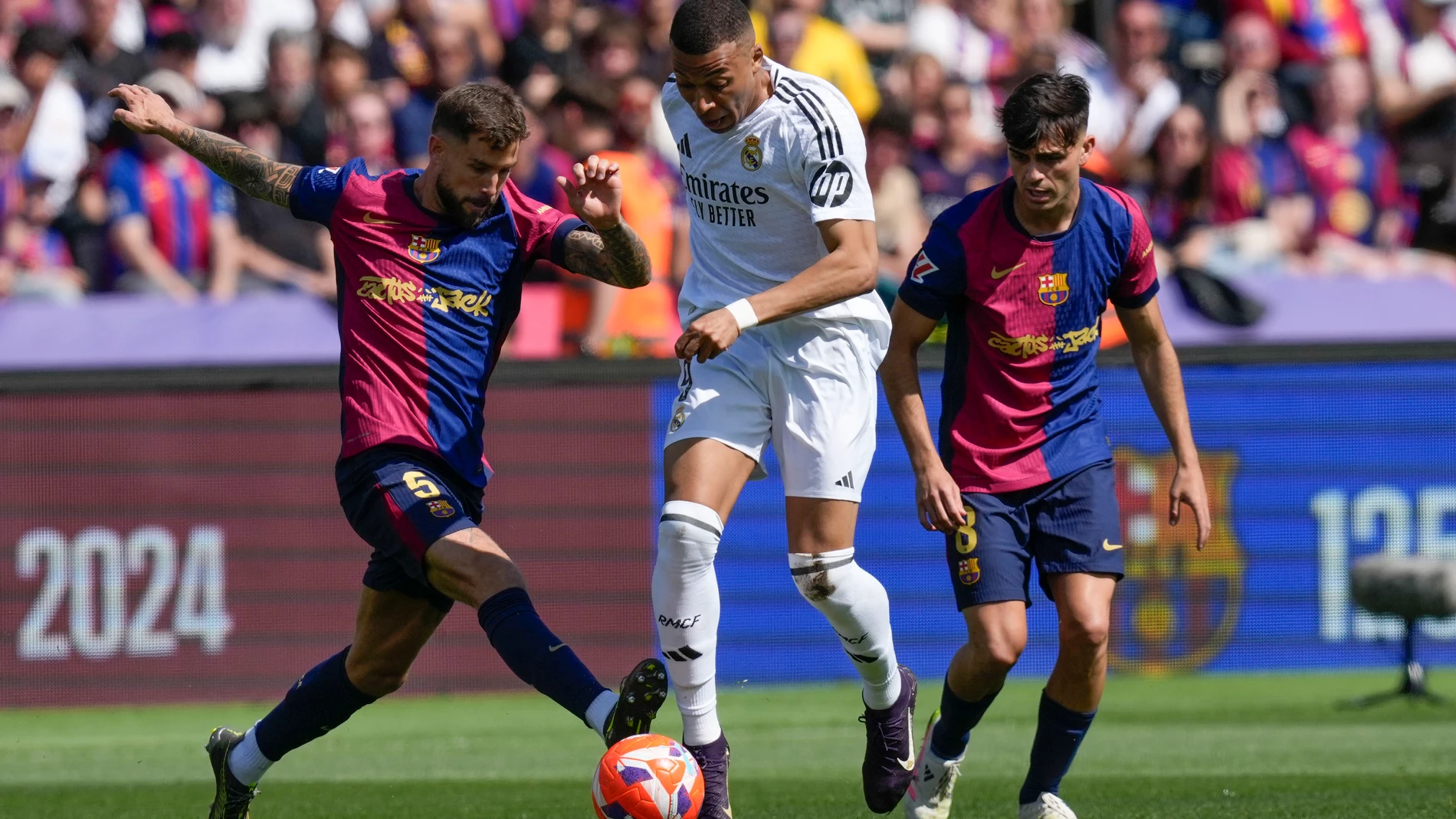 BARCELONA, 11/05/2025.-El delantero del Real Madrid Kylian Mbappé y el defensa del Barcelona Íñigo Martínez, durante el partido de la jornada 35 de LaLiga EA Sports entre el Barcelona y el Real Madrid, este domingo en el Estadi Olímpic Lluís Companys.-EFE/ Enric Fontcuberta