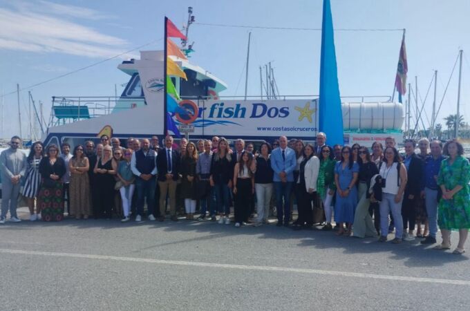Autoridades y representantes regionales de RED CCF posan junto al barco Starfish Dos, operado por Costa Sol Cruceros