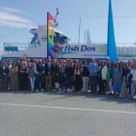 Autoridades y representantes regionales de RED CCF posan junto al barco Starfish Dos, operado por Costa Sol Cruceros