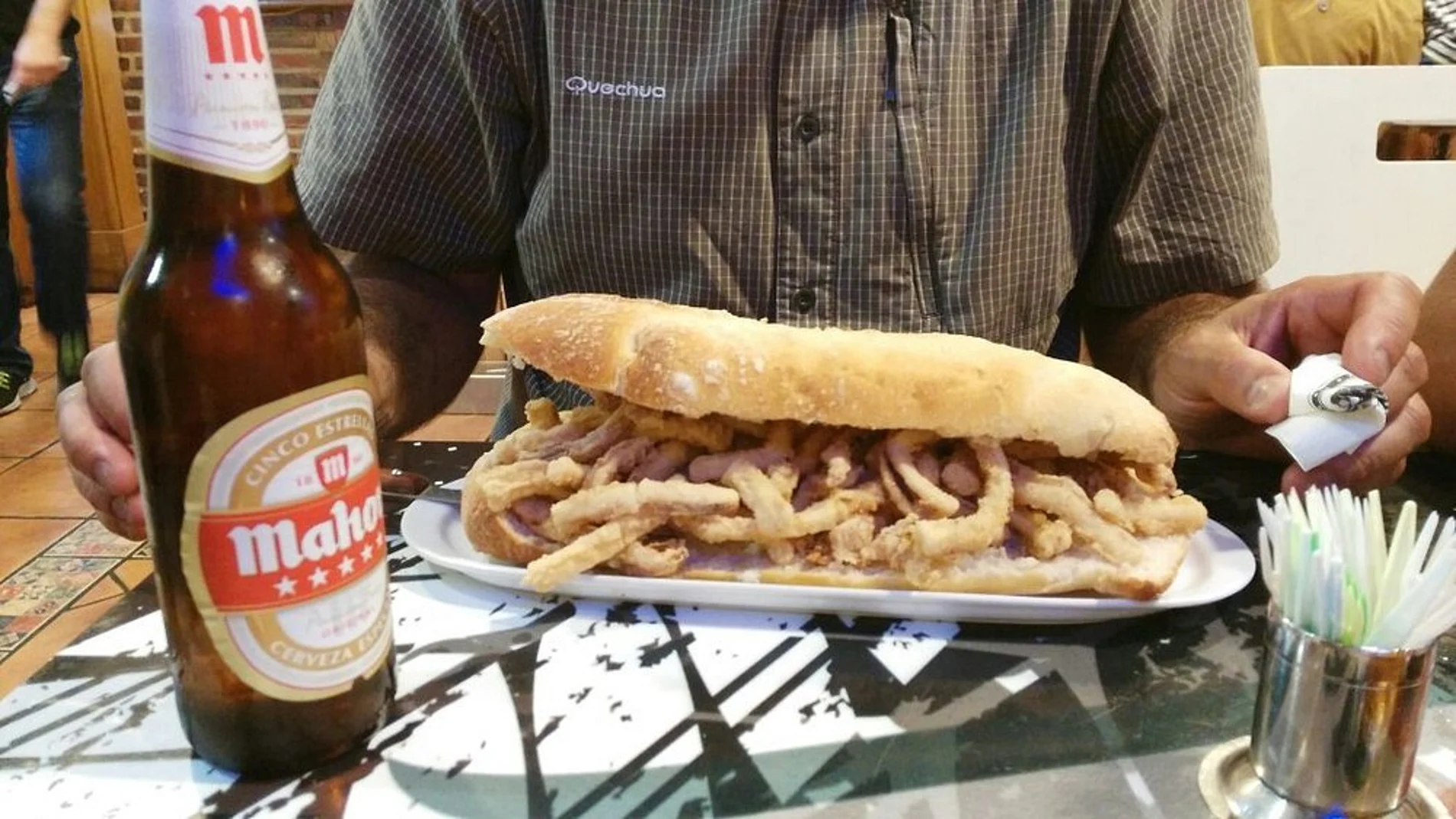 Los mejores bocatas del mundo de tamaño gigante y precio asequible se hacen en este bar de Cantabria