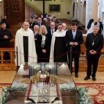 La Orden del Carmelo Descalzo organiza una veneración pública de los restos de Santa Teresa de Jesús en la Basílica de Nuestra Señora de la Anunciación de Alba de Tormes (Salamanca). Asiste el presidente de la Junta de Castilla y León, Alfonso Fernández Mañueco