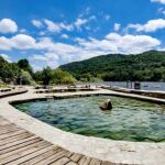En las Termas de Muíño da Veiga el agua cercada por las piedras se integra perfectamente con la inmensidad de la naturaleza