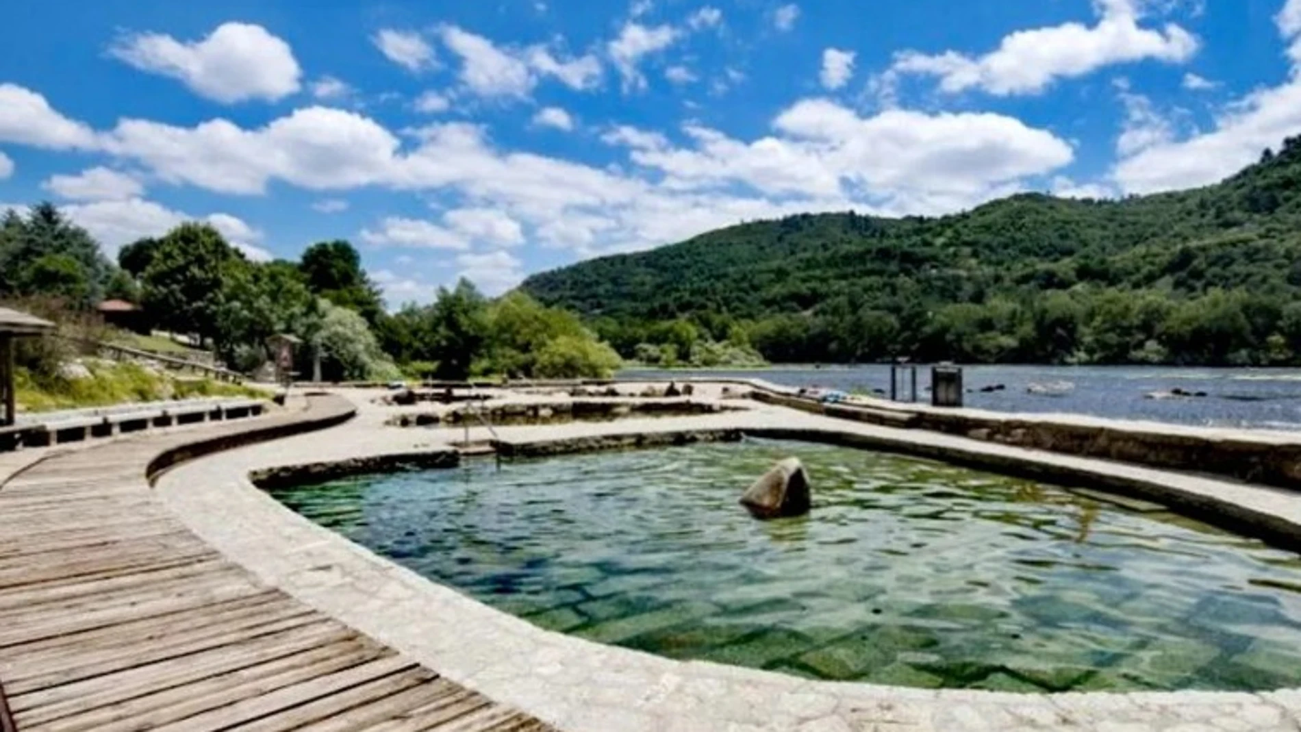 En las Termas de Muíño da Veiga el agua cercada por las piedras se integra perfectamente con la inmensidad de la naturaleza