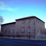 El edificio fantasma de Barcelona: así viven los vecinos de la masía abandonada okupada