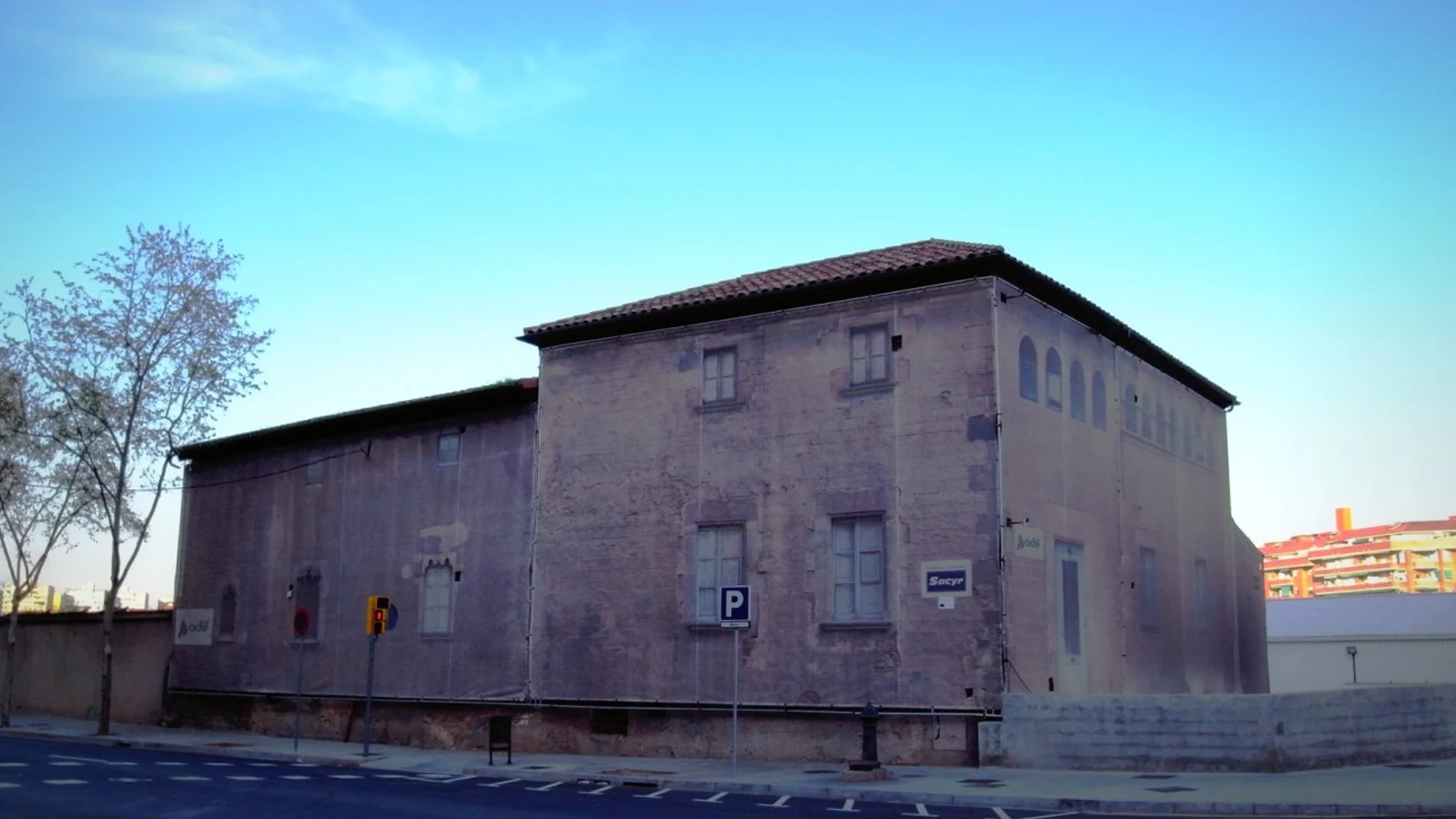 El edificio fantasma de Barcelona: así viven los vecinos de la masía abandonada okupada