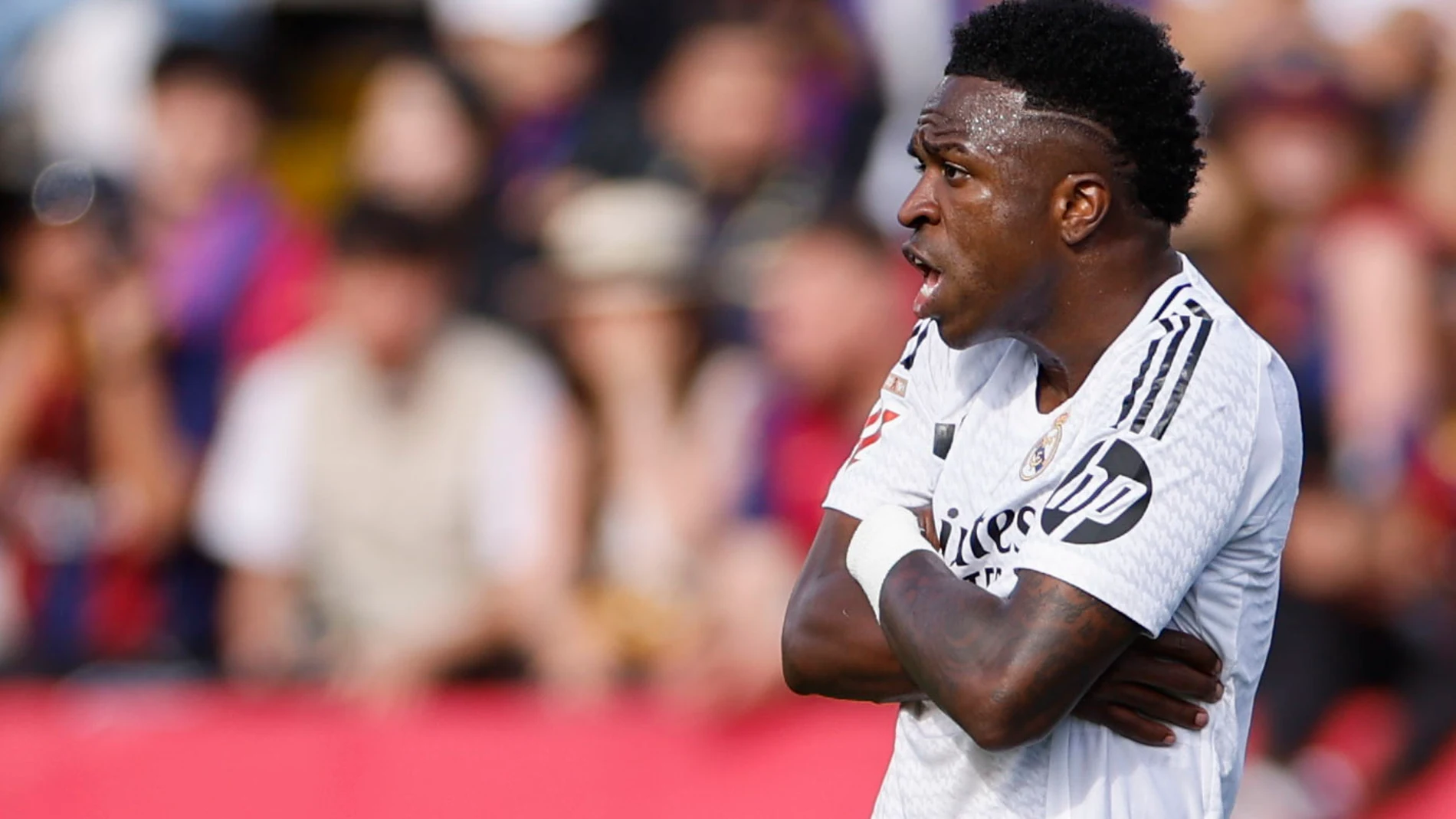 BARCELONA, 11/05/2025.- El delantero del Real Madrid Vinicius Jr reclama una falta durante el partido de la jornada 35 de LaLiga EA Sports entre el Barcelona y el Real Madrid, este domingo en el Estadi Olímpic Lluís Companys.- EFE/Alberto Estévez