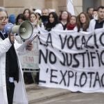 Un millar de enfermeras y auxiliares de enfermería se han manifestado este martes desde la plaza Sant Jaume hasta el Parlament de Cataluña, en el primer día de huelga en la sanidad.