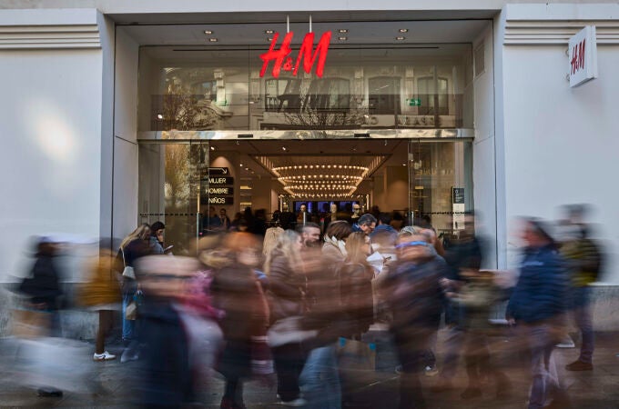 La abarrotada puerta de H&M en la céntrica Gran Vía de Madrid