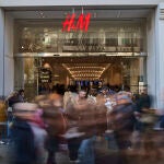 La abarrotada puerta de H&M en la céntrica Gran Vía de Madrid