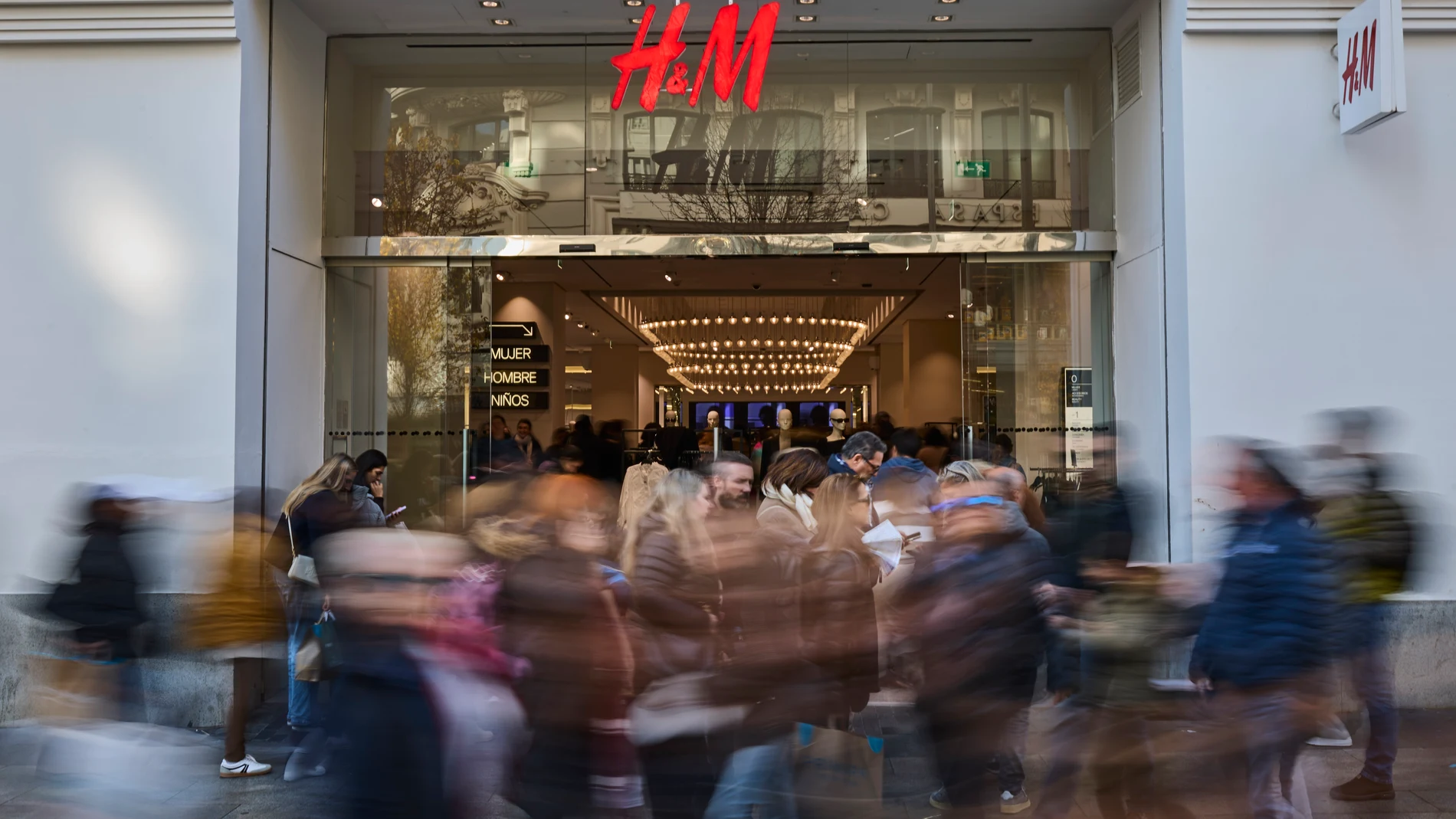 La abarrotada puerta de H&M en la céntrica Gran Vía de Madrid