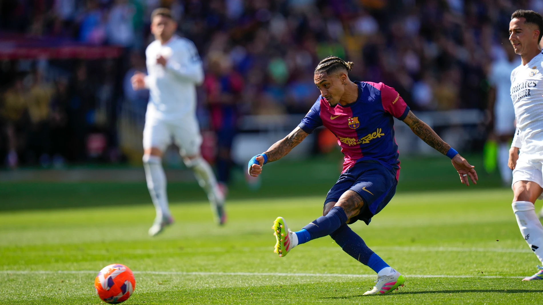 BARCELONA, 11/05/2025.-El delantero del Barcelona Raphinha remata para marcar gol contra el Real Madrid, durante el partido de la jornada 35 de LaLiga EA Sports entre el Barcelona y el Real Madrid, este domingo en el Estadi Olímpic Lluís Companys.-EFE/ Siu Wu