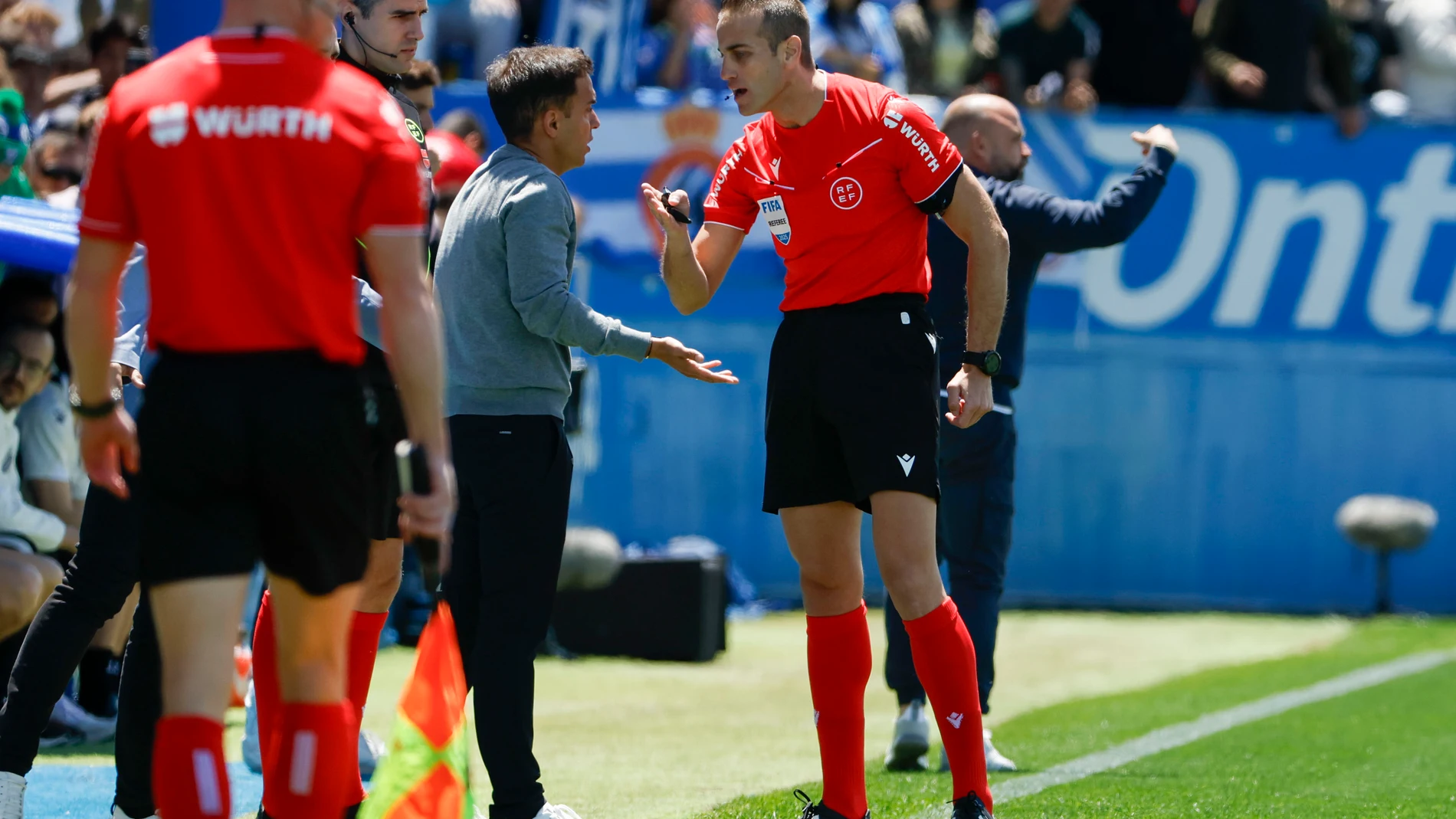 LEGANÉS (C. DE MADRID), 11/05/2025.- El entrenador del Leganés, Borja Jiménez discute una jugada con el árbitro Alberola Rojas (d) durante el partido de la jornada 35 de LaLiga disputado este domingo en el estadio de Butarque. EFE/ J.J. Guillén