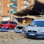 Se derrumba parte de una vivienda y un corral a la altura de la calle San Antonio, en la capital palentina, y daña varios vehículos estacionados en la vía pública