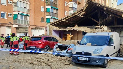 Se derrumba parte de una vivienda y un corral a la altura de la calle San Antonio, en la capital palentina, y daña varios vehículos estacionados en la vía pública